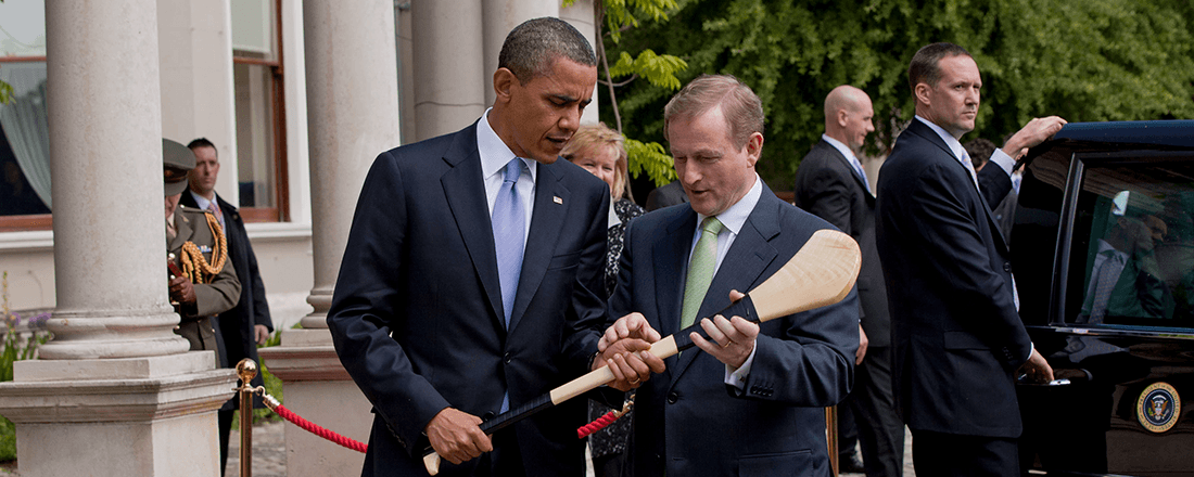 Taoiseach Enda Kenny giving President Obama a hurley (Source: White House/Wikimedia Commons)